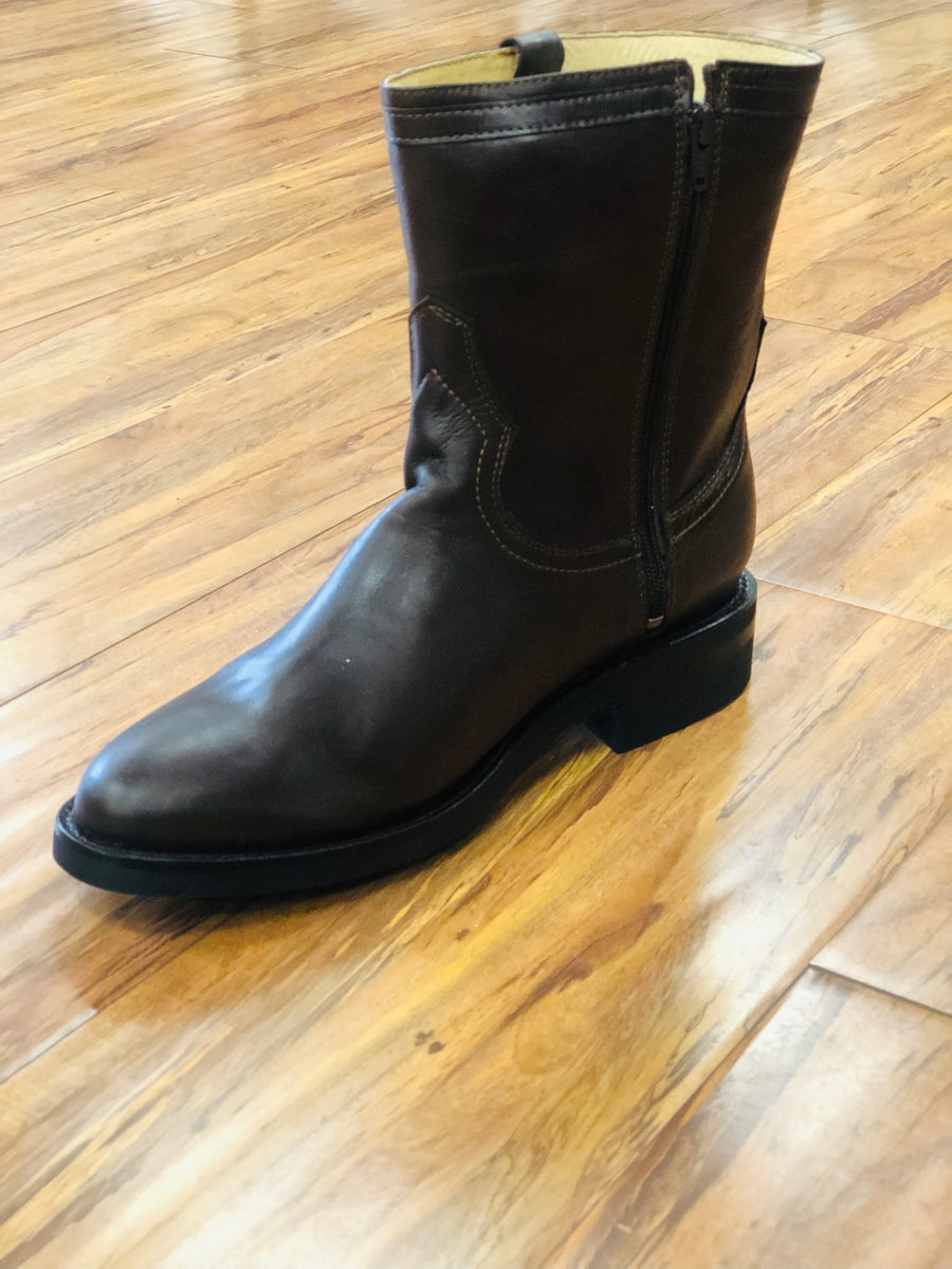 BOTA DE CIERRE EN COLOR CAFE PARA ADULTO. BROWN ENGLISH ZIPPER BOOT