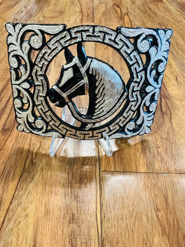 HEBILLA CHARRA DE PAVON CALADA CON INCRUSTACIONES DE PLATA. ELABORADA DE ARTESANIA.