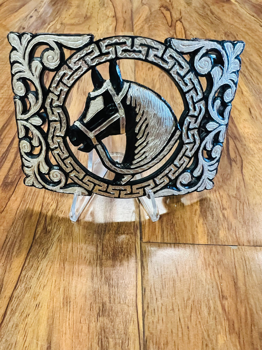HEBILLA CHARRA DE PAVON CALADA CON INCRUSTACIONES DE PLATA. ELABORADA DE ARTESANIA.
