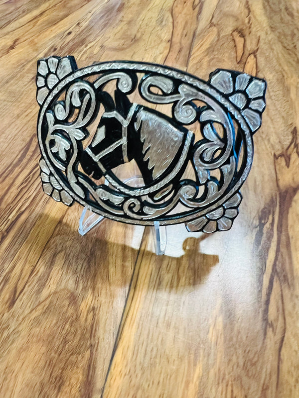 HEBILLA CHARRA DE PAVON CALADA CON INCRUSTACIONES DE PLATA. ELABORADA DE ARTESANIA.
