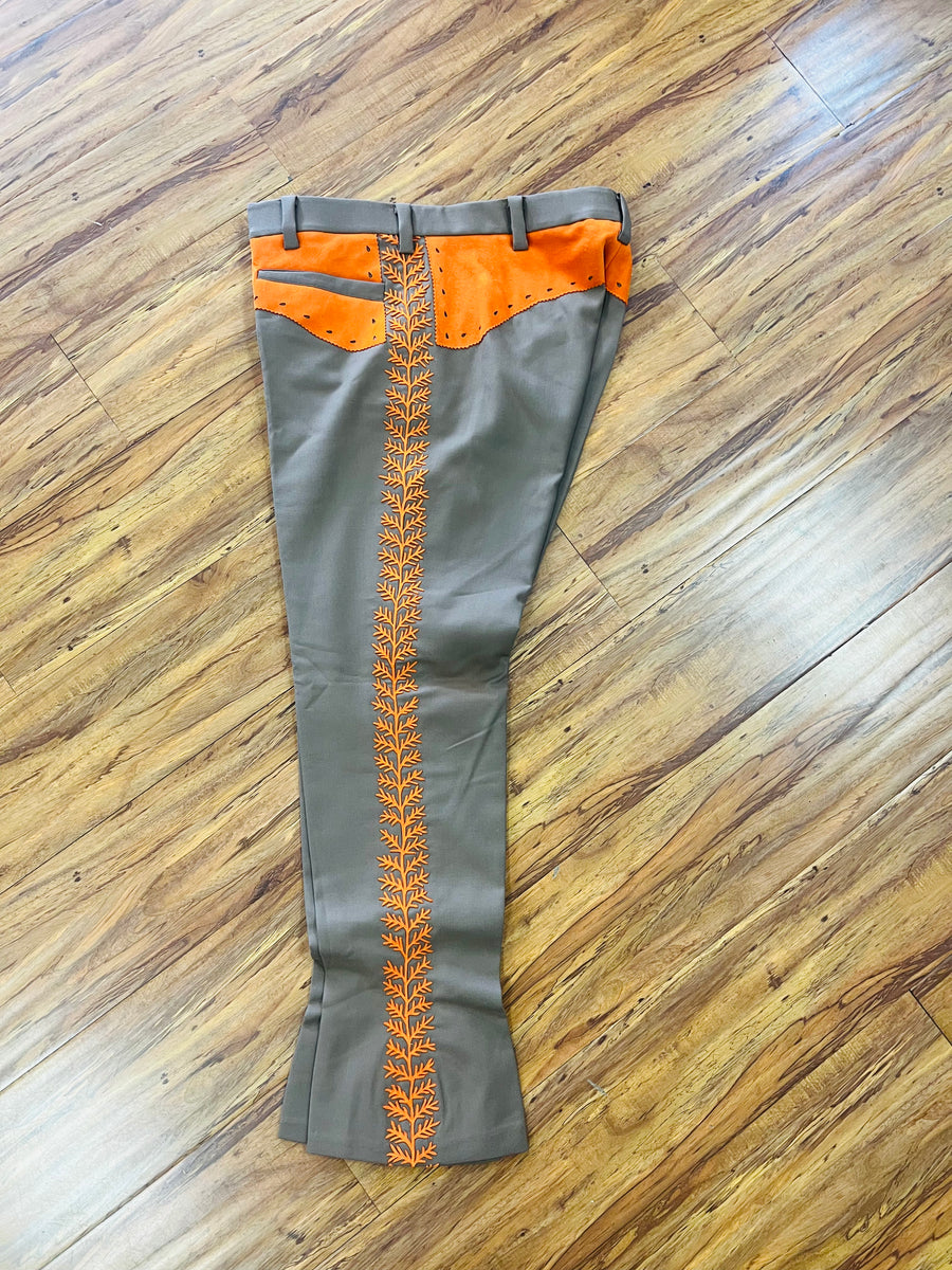PANTALONES DE CHARRO CON GRECA.