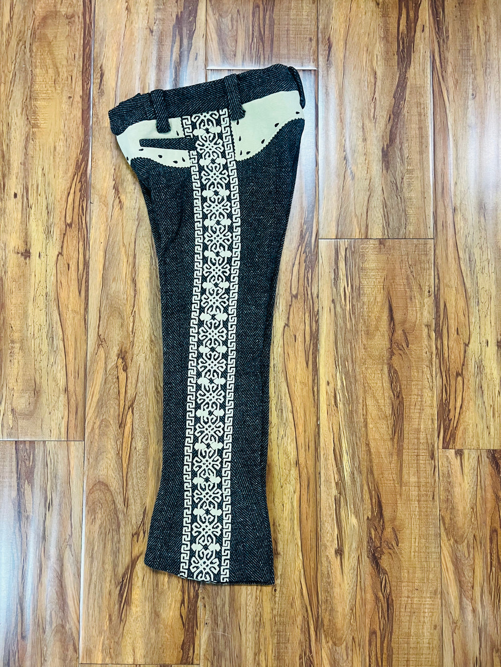 PANTALONES DE CHARRO CON GRECA