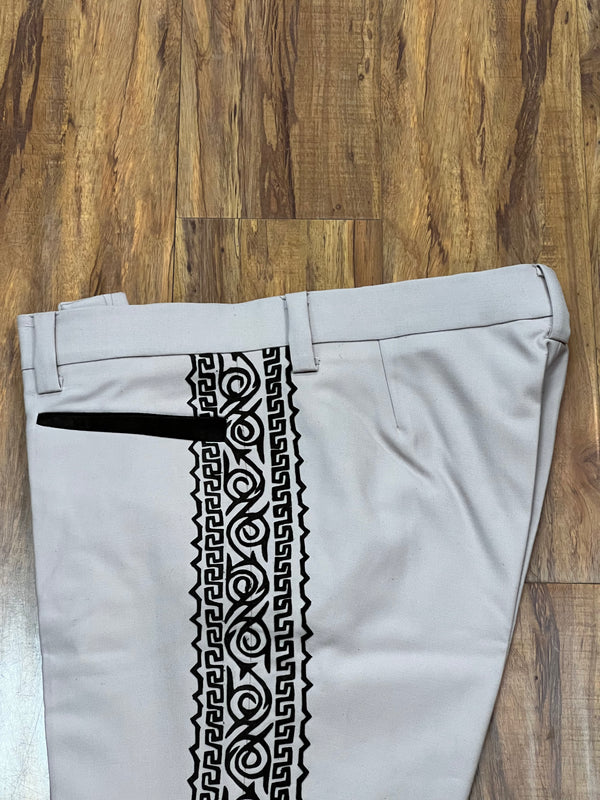 PANTALONES DE CHARRO CON GRECA.