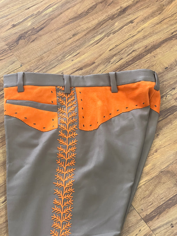 PANTALONES DE CHARRO CON GRECA.