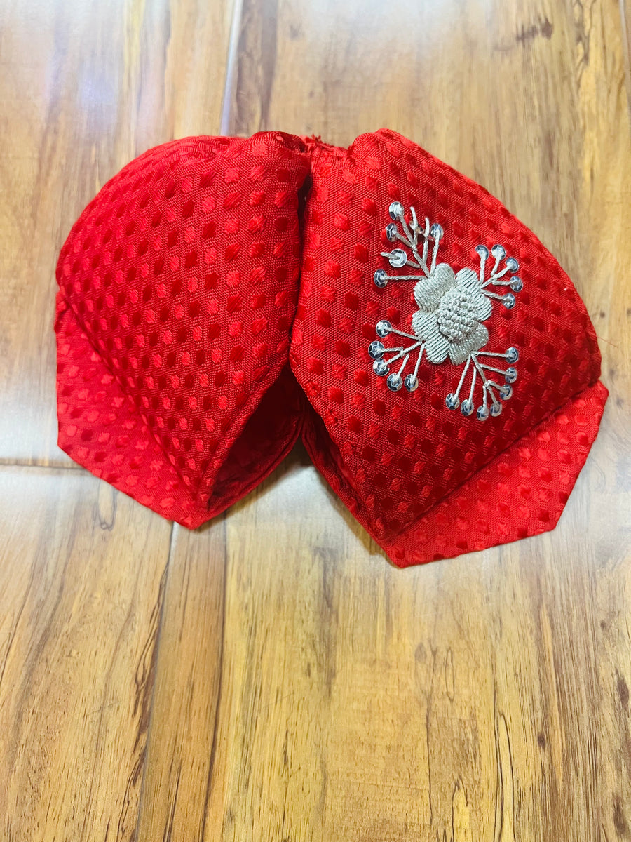 MOŇO CHARRO ROJO BORDADO EN PLATA A MANO