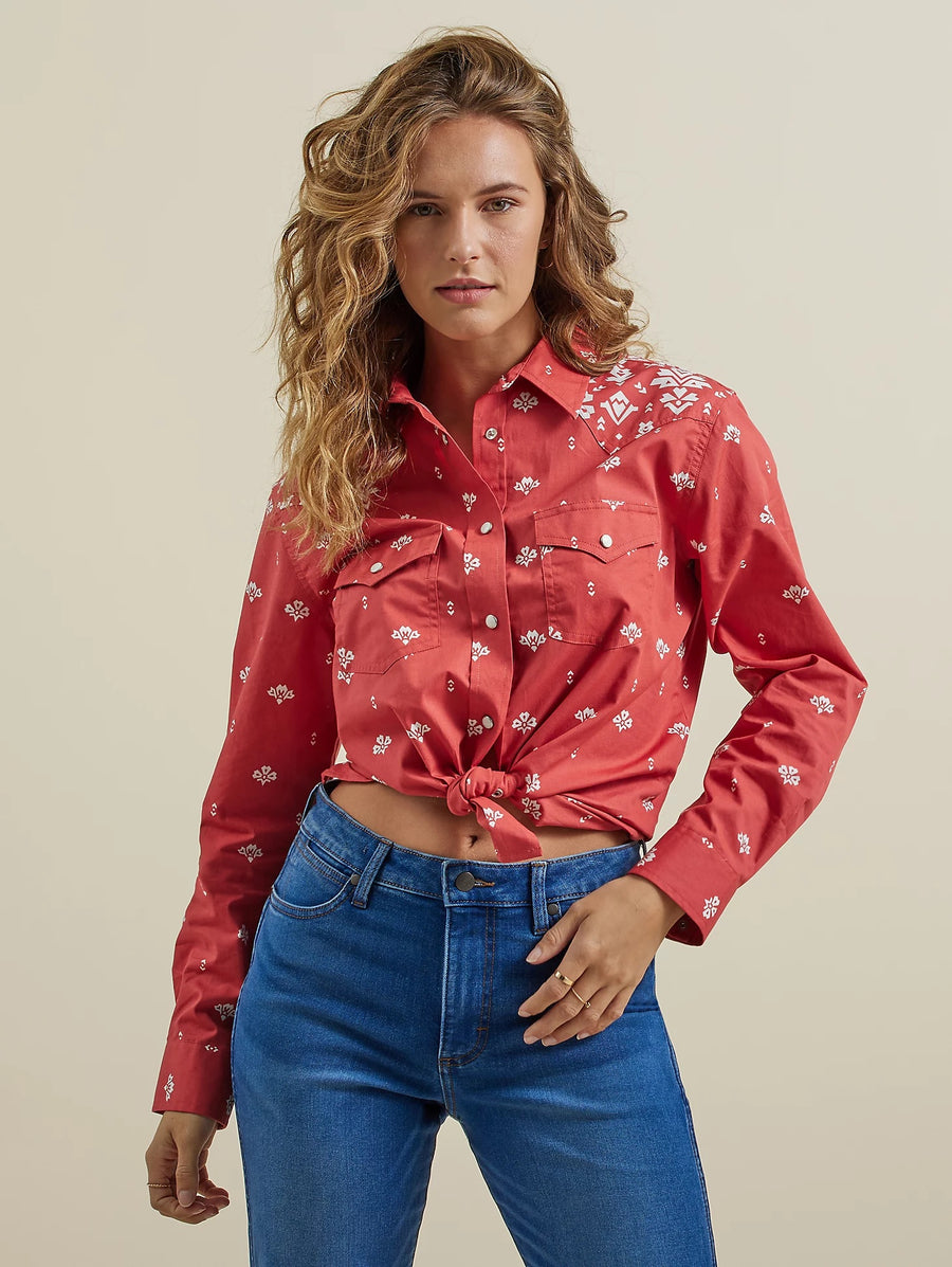 WOMEN'S WRANGLER RETRO AMERICANA BANDANA WESTERN SNAP SHIRT IN RED