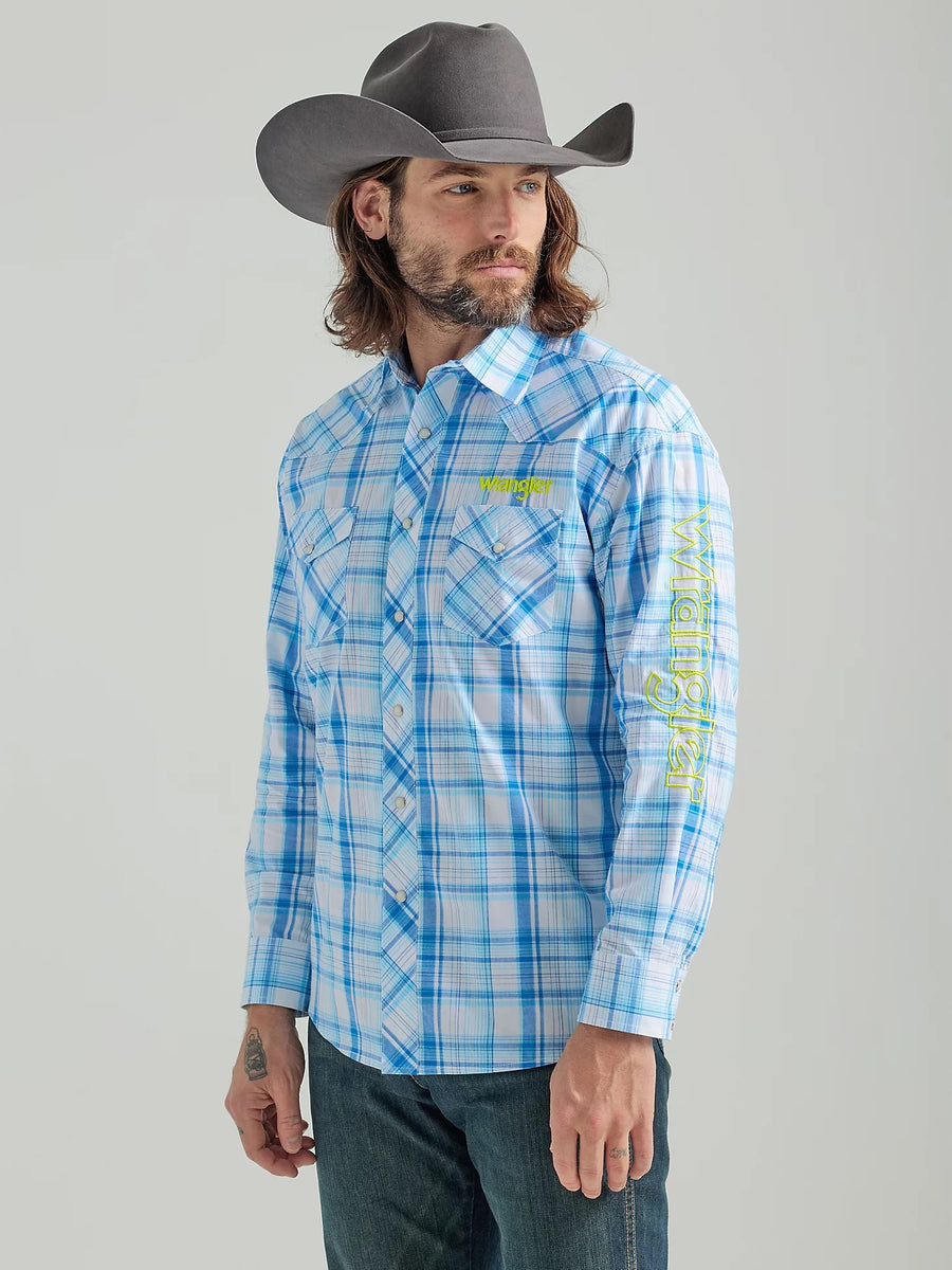 MEN'S WRANGLER® LOGO LONG SLEEVE WESTERN SNAP PLAID SHIRT IN SEA BLUE