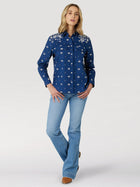 WOMEN'S WRANGLER RETRO AMERICANA BANDANA WESTERN SNAP SHIRT IN BLUE PRINT
