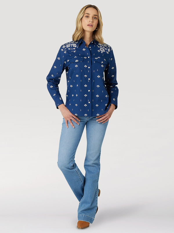 WOMEN'S WRANGLER RETRO AMERICANA BANDANA WESTERN SNAP SHIRT IN BLUE PRINT