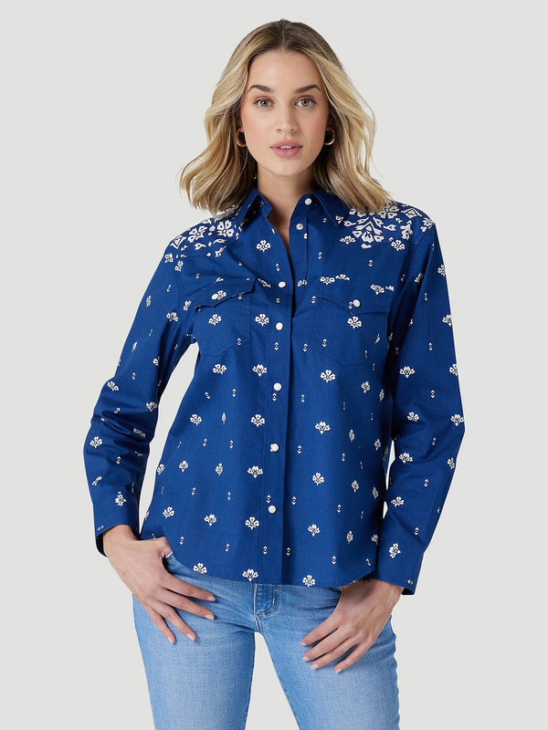 WOMEN'S WRANGLER RETRO AMERICANA BANDANA WESTERN SNAP SHIRT IN BLUE PRINT
