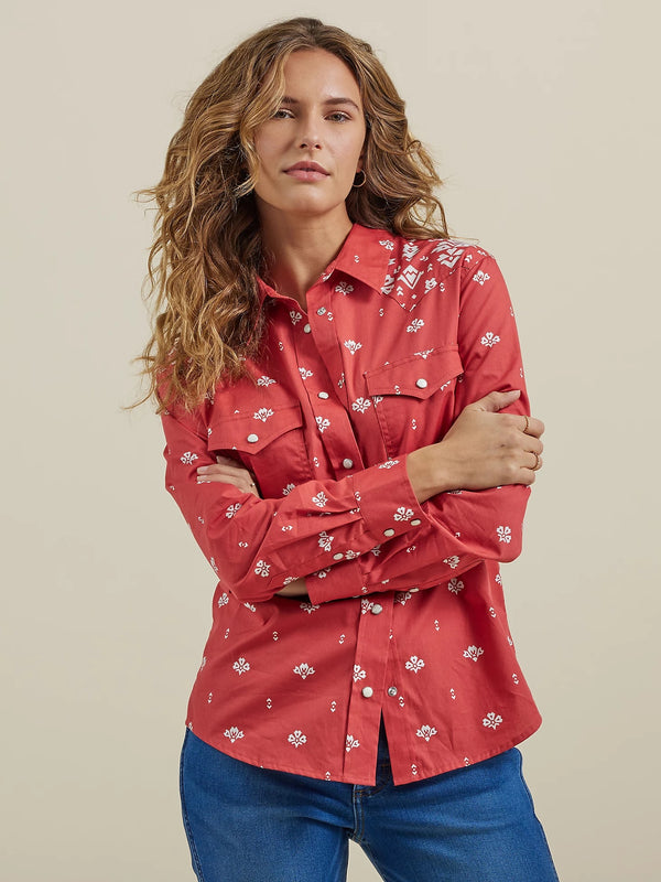 WOMEN'S WRANGLER RETRO AMERICANA BANDANA WESTERN SNAP SHIRT IN RED