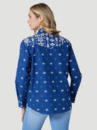 WOMEN'S WRANGLER RETRO AMERICANA BANDANA WESTERN SNAP SHIRT IN BLUE PRINT