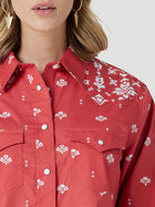 WOMEN'S WRANGLER RETRO AMERICANA BANDANA WESTERN SNAP SHIRT IN RED
