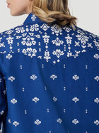 WOMEN'S WRANGLER RETRO AMERICANA BANDANA WESTERN SNAP SHIRT IN BLUE PRINT