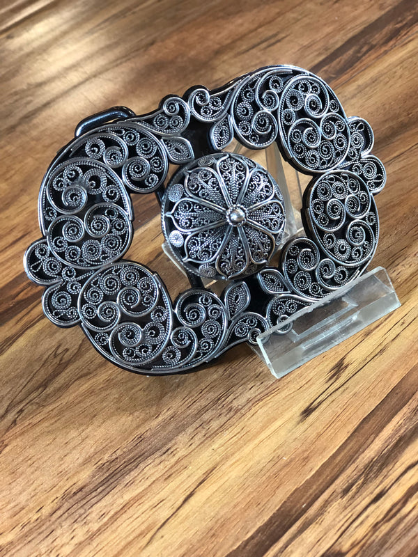 HEBILLA CHARRA FILIGRANA. CHARRO BUCKLE WITH A CONCHO IN THE MIDDLE WITH FILIGRANA WORK