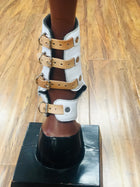 CANILLERAS PARA PATAS DE CABALLO COLOR BLANCAS DE HEBILLAS. WHITE COLOR SPORT SKID BOOT WITH BUCKLES , HerraduraDeOro - HerraduraDeOro