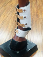 CANILLERAS PARA PATAS DE CABALLO COLOR BLANCAS DE HEBILLAS. WHITE COLOR SPORT SKID BOOT WITH BUCKLES , HerraduraDeOro - HerraduraDeOro