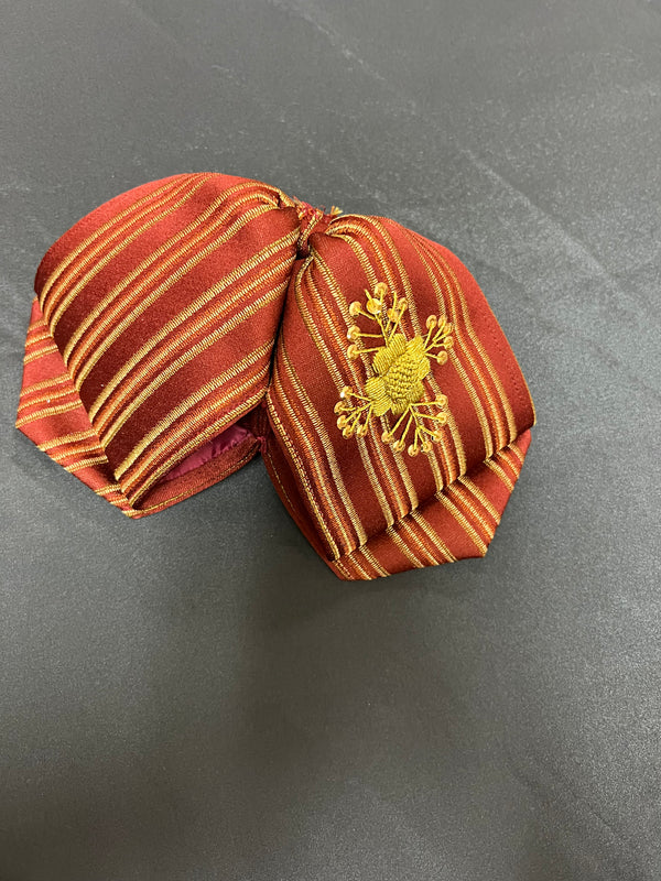 MOŇO CHARRO ROJO BORDADO EN ORO A MANO . RED CHARRO TIE