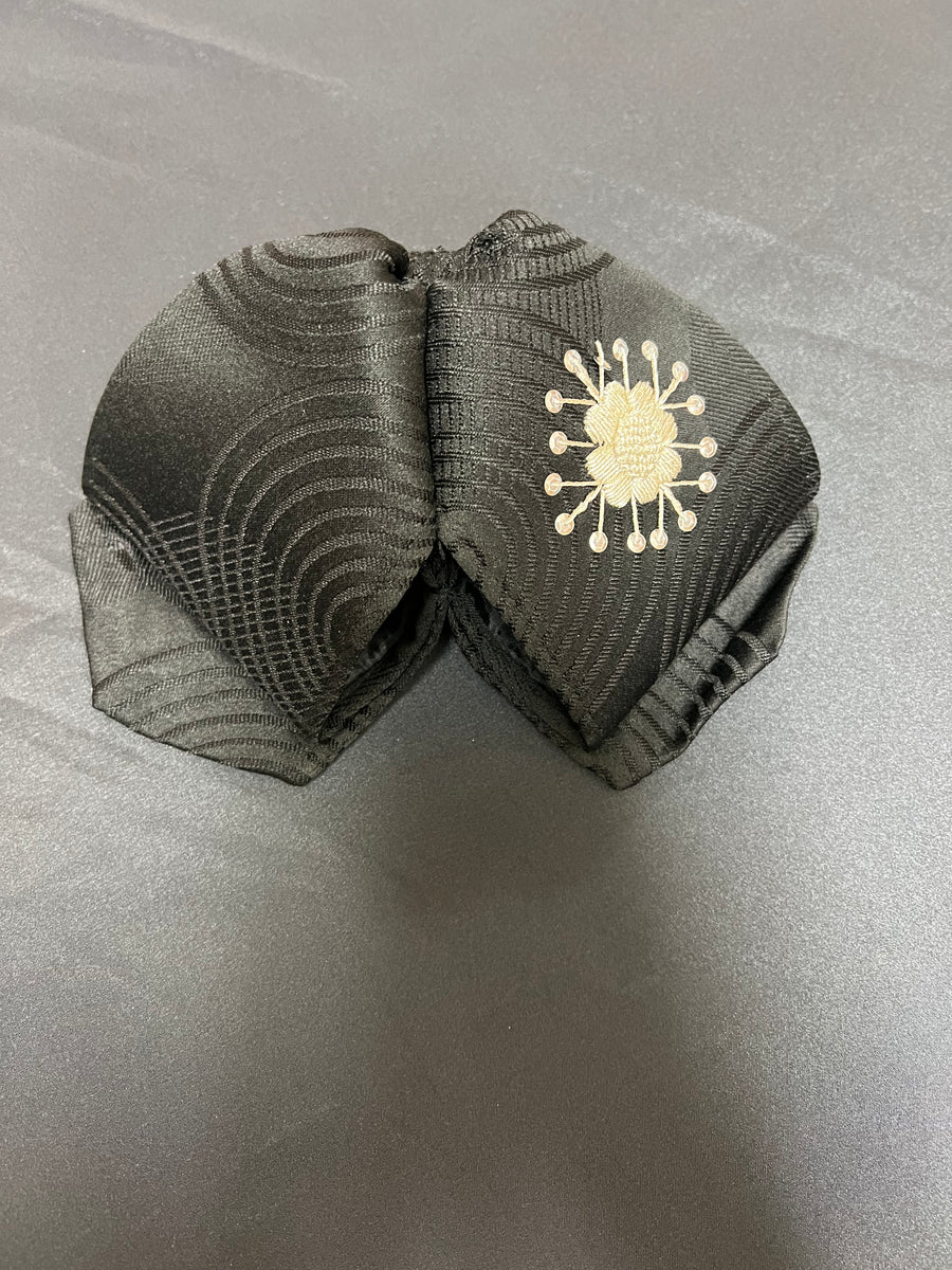 MOŇO CHARRO NEGRO BORDADO EN PLATA A MANO . BLACK CHARRO TIE