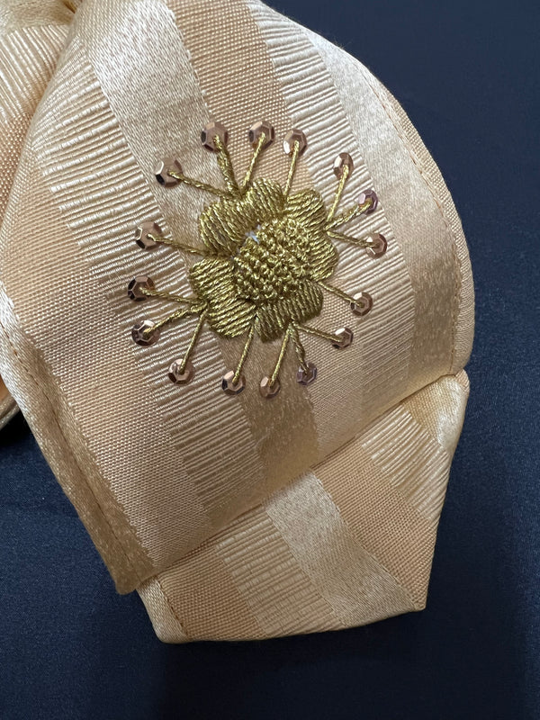 MOŇO CHARRO ORO BORDADO EN PLATA A MANO . GOLD CHARRO TIE