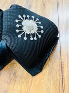 MOŇO CHARRO NEGRO BORDADO EN HILO PLATA A MANO