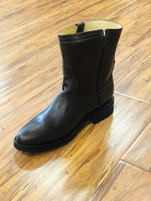 BOTA DE CIERRE EN COLOR CAFE PARA ADULTO.  BROWN ENGLISH  ZIPPER BOOT