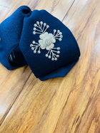 MOŇO CHARRO AZUL BORDADO EN HILO PLATA A MANO
