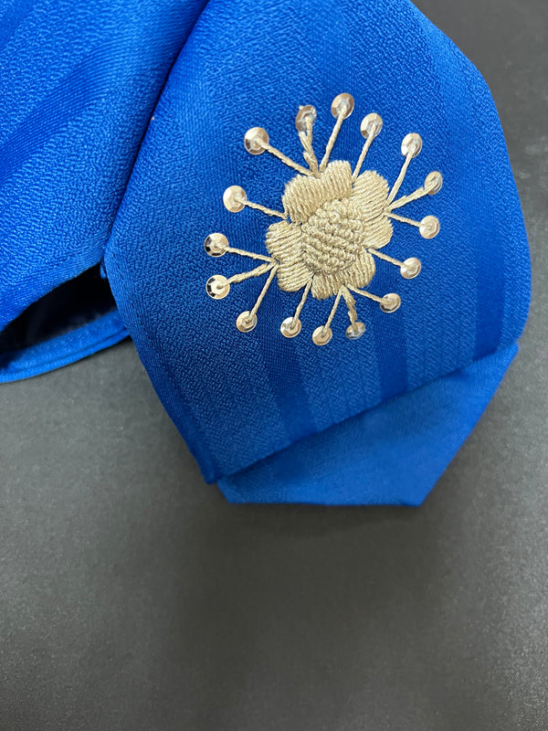 MOŇO CHARRO AZUL BORDADO EN PLATA A MANO . BLUE CHARRO TIE