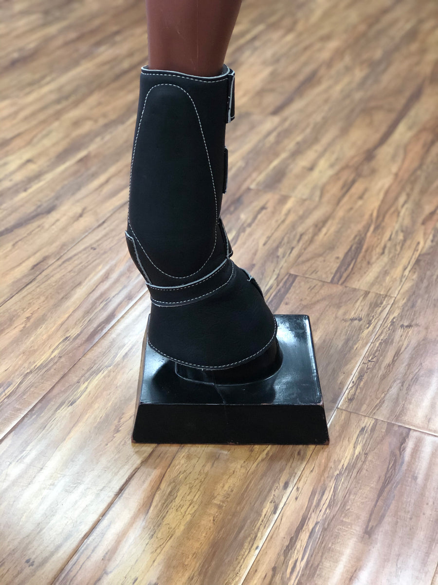 CANILLERAS DE CABALLO NEGRAS CON CAMPANA.BLACK LEATHER COMO BOOTS.