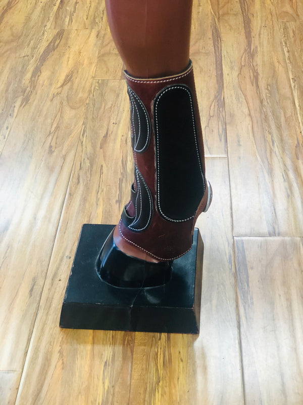 CANILLERAS PARA PATAS DE CABALLO COLOR ROBLE Y NEGRO DE HEBILLAS. BRICK AND BLACK COLOR SPORT SKID BOOT WITH BUCKLES , HerraduraDeOro - HerraduraDeOro