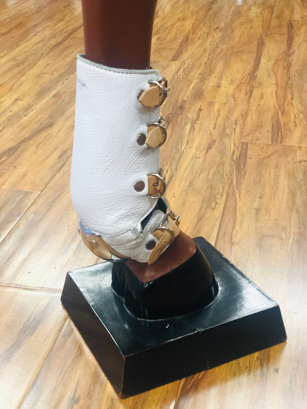 CANILLERAS PARA PATAS DE CABALLO COLOR BLANCAS DE HEBILLAS. WHITE COLOR SPORT SKID BOOT WITH BUCKLES , HerraduraDeOro - HerraduraDeOro